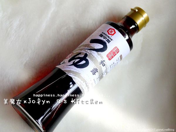 【龜甲萬料亭和露(鰹魚)】融合龜甲萬醬油、紫魚花這二者絕妙組合，超適合各種涼拌菜，也是日式萬能調味料～