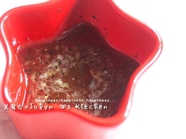 將[調味料]龜甲萬料亭和露(鰹魚)、檸檬汁、香油、白砂糖、黑胡椒粒拌勻備用