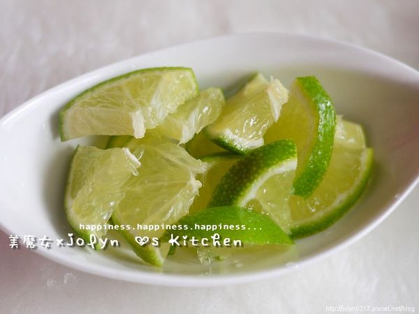 將檸檬切片再十字切成片狀備用(拌時會有略苦,若怕苦可不加)