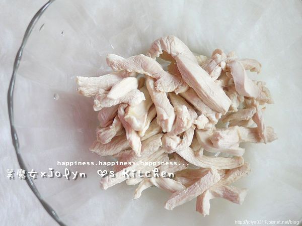 將雞絲置入沙拉碗