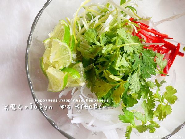 加入洋蔥絲、辣椒絲、檸檬片、蔥絲、香菜碎