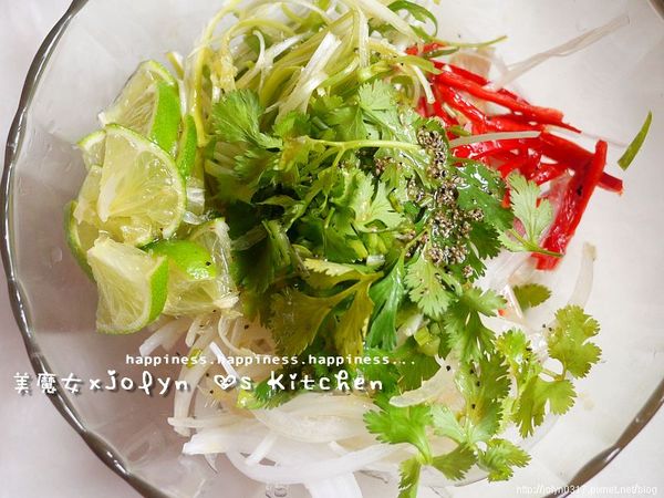 倒入[調味料]，戴上手套用手抓拌勻後即可盛盤