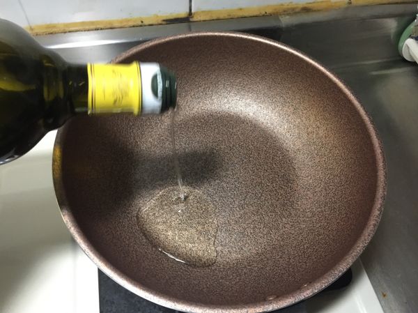 先倒一點橄欖油