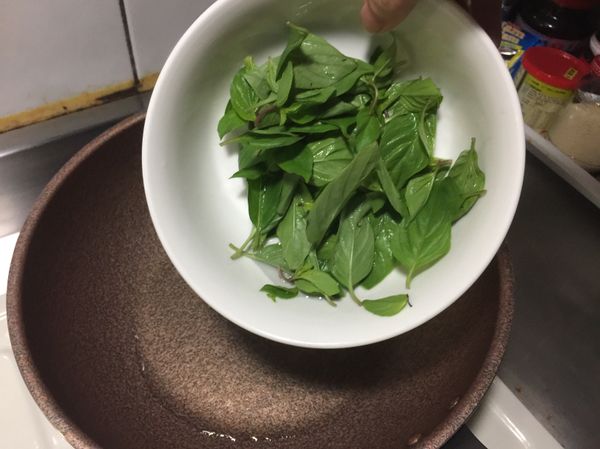 把洗好摘成一片片的九層塔先放下去爆香