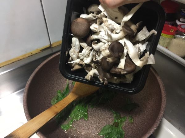 隨後倒入洗好撥好的黑蠔菇下去