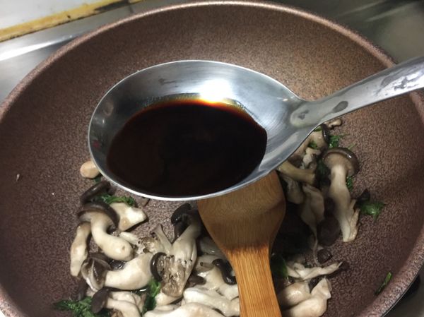 一匙蔭油（醬油膏）