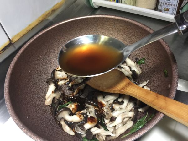 再一匙水才不會浪費剛才湯匙上的蔭油