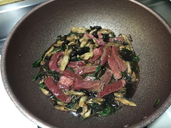 在把切好的霜降牛排倒進去炒個4～5分鐘