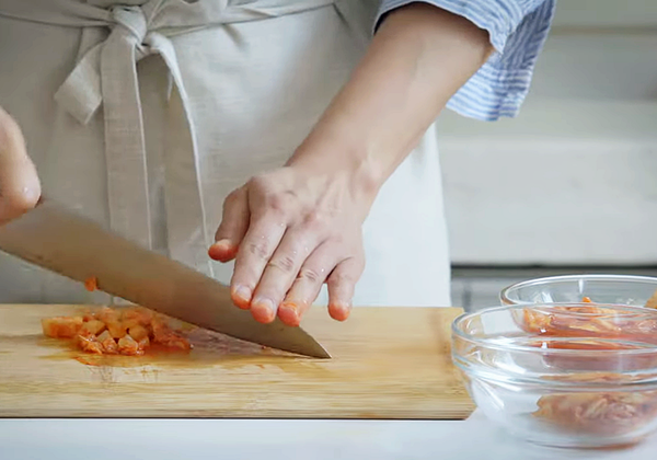 將小番茄切丁，泡菜、蒜頭切碎，蔥切末。