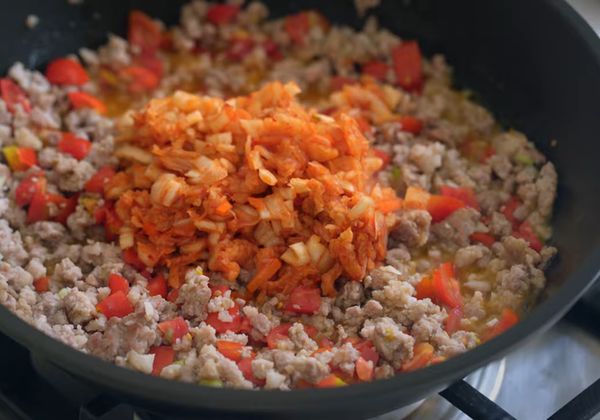 將泡菜與番茄丁一起放入拌炒，再加入甜麵醬及蠔油，炒至入味。