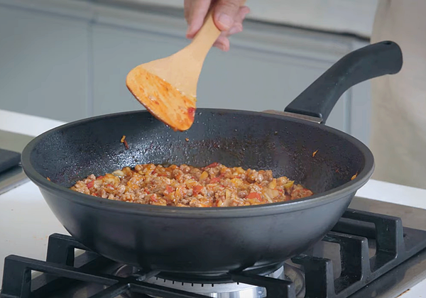 炒到醬汁稍微收乾，放入辣油及香油提味。