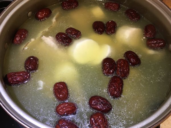 野生鱸鰻三吃，所以把肉片下來做川燙和炒麻油，而頭、尾、骨頭，切塊放入鍋中，加入當歸、紅棗、黃耆、米酒3/4瓶、水，煮滾，撈掉浮在上面的泡泡，滾約10分鐘，之後再加入去皮切塊的日本准山續煮5分鐘。