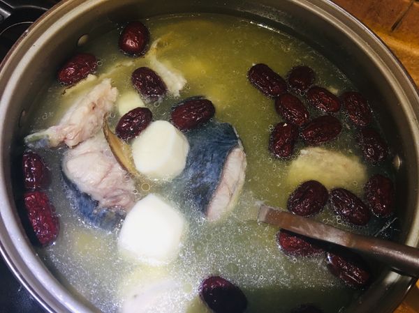 步驟1煮好後，再加入蛤蜊、枸杞、鹽，米酒1/4瓶，滾後，且蛤蜊開了即可熄火。