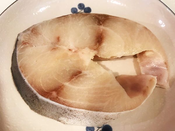 魚解凍後，用水洗淨，再用廚房餐巾紙將魚表面血水吸乾，兩面抹上適量鹽巴。