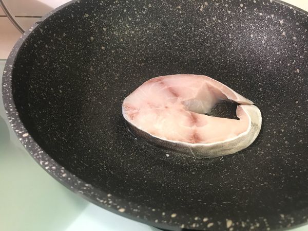 熱鍋，下少許油⋯將魚入鍋用中小火乾煎。