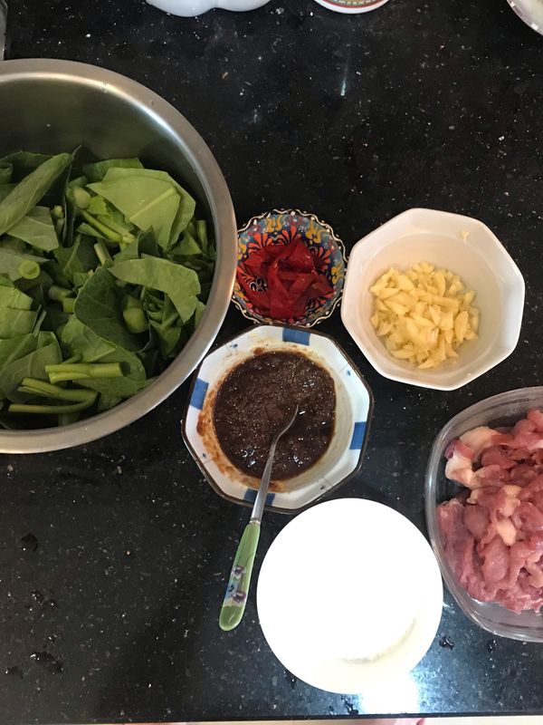 清洗芥蘭菜每段約2.5份，較大的根切0.5公分，肉片先用太白粉、酒、胡椒粉少許醃製。
切蒜末、辣椒片