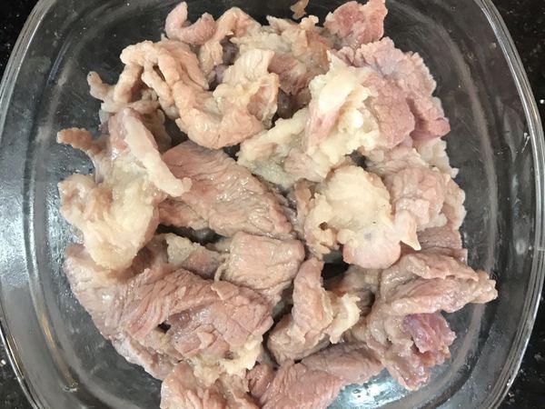 肉片醃製10分後，下水燙肉至五分熟即可。