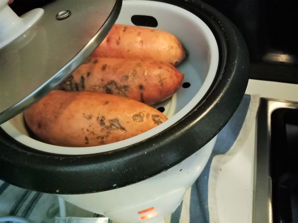 用電鍋把地瓜蒸熟，大約需要20分鐘。