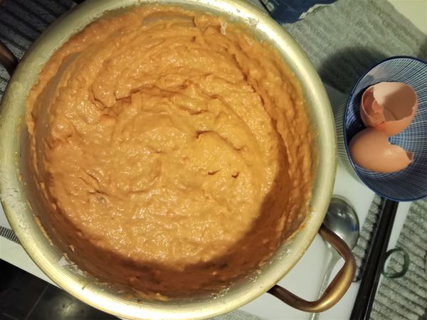 再加入砂糖，用手繼續攪拌直到地瓜餡成單一的漂亮金黃色。