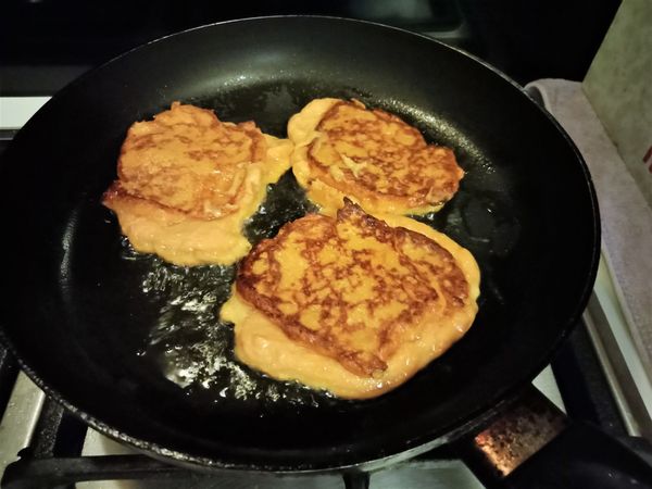 翻面後用鍋鏟輕壓，讓地瓜餅呈現約半公分厚度，另一面再煎1分鐘。