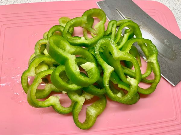 青椒去籽切輪狀備用