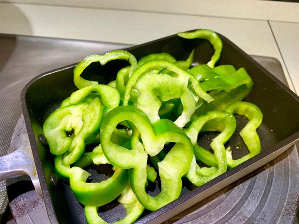 辣橄欖油熱加入青椒炒略軟即可
（喜脆或軟可斟酌加熱時間）