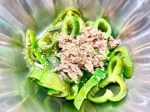 加入鮪魚 香油 白胡椒粉 白芝麻拌勻