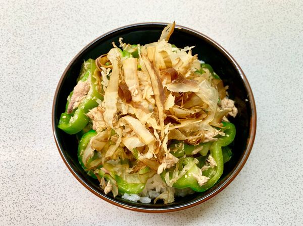 再放上柴魚片即可