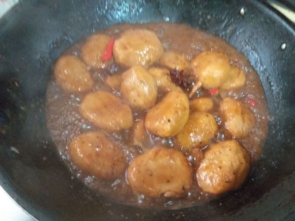 放滷料，滷至入味。