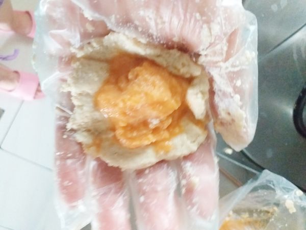 每份25克豆泥，壓扁放入素旦黃。