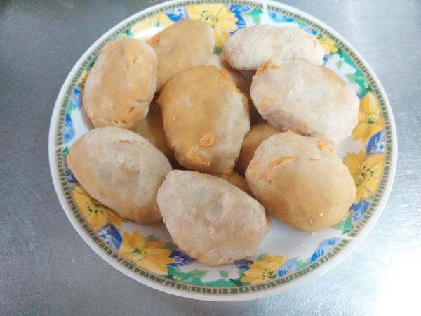 包好的滷蛋放入蒸鍋中蒸熟。