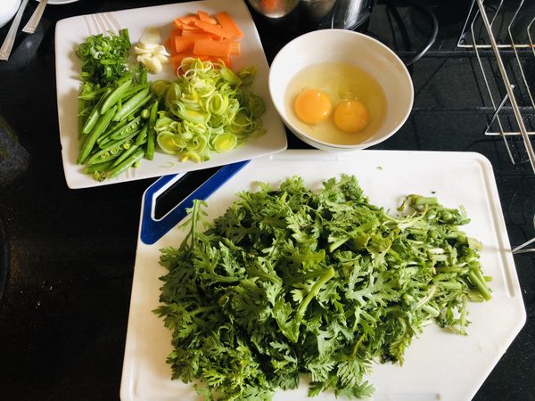 紅蘿蔔切片，蒜切片，豌豆切半，大蔥切細片，茼蒿切段。
蛋炒軟嫩呈盤備用。