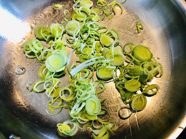 加點橄欖油，炒香大蔥