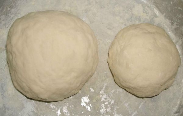 先將麵粉過篩，以米的量杯作為單位，分成燙麵160克、冷麵80克，以2:1麵粉量，揉成2個麵糰 (麵粉和水的比例=2:1)...