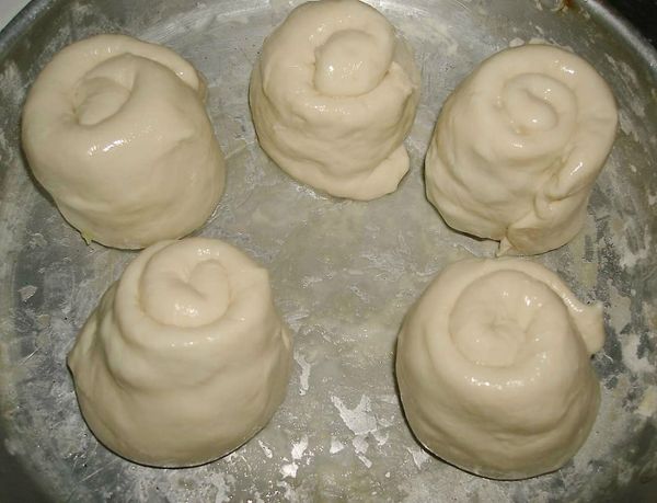 全部的麵糰可做成5小個，包好蔥花後再靜置5分鐘備用...