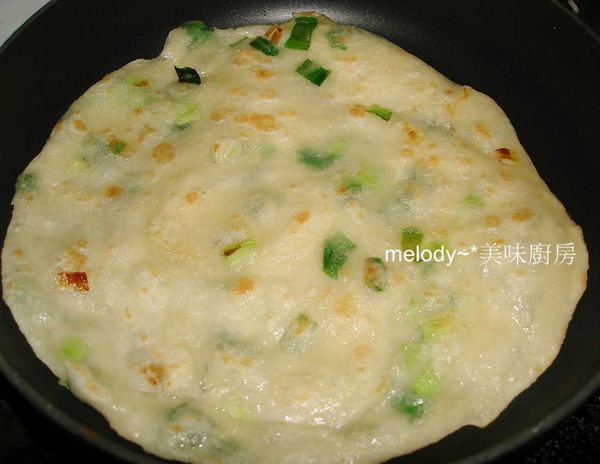 入鍋中煎至金黃酥香即可...