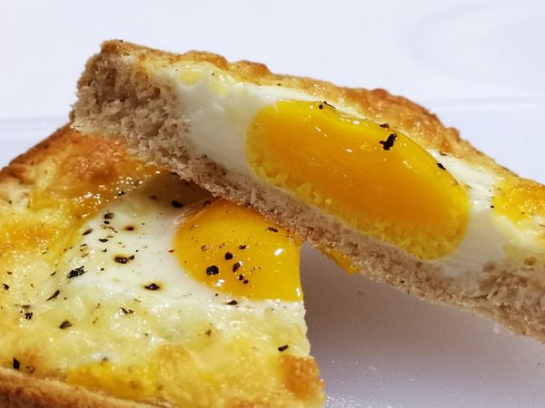 烤箱要預熱，我是用：
上火180度
下火150度

烤盤放中上層，烤10分鐘，因為我不喜歡吃太生的蛋，所以多悶了5分鐘，喜歡吃半熟可以不用悶。