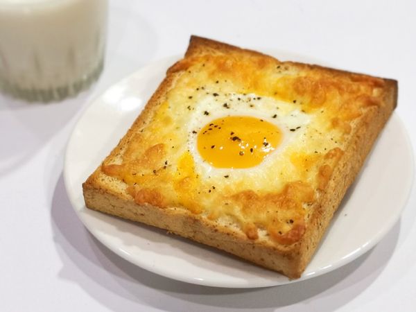 cheese加上吐司邊鹹鹹酥酥，不用另外加鹽，中間太陽蛋還是軟嫩的哦！