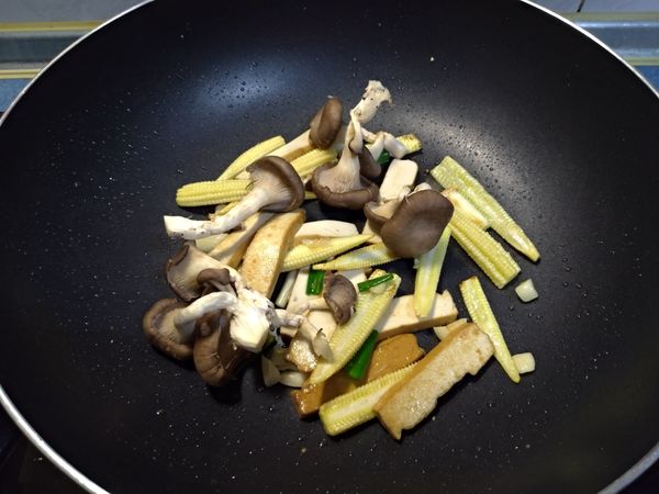 好菇道-霜降平菇，採純淨栽培無汙染不需水洗，剝開後下鍋拌炒至菇身略軟，再加點水與其他食材炒勻。