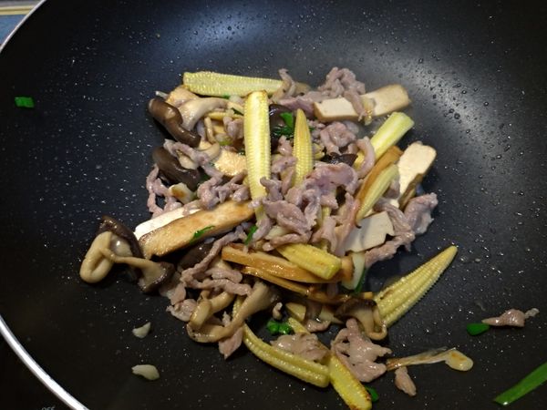 最後下豬肉絲炒熟， 起鍋前以醬油、鹽、糖及米酒調味，滴2滴醋提香即可。