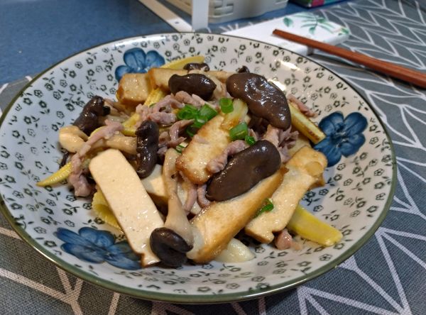 盛盤即完成，與白飯享用更美味。