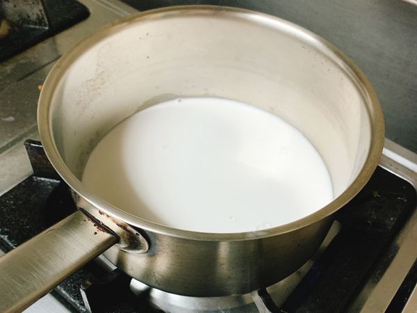 椰奶2/3倒入鍋中，小火煮約10分鐘
冒泡濃稠狀就可以準備加入綠咖喱醬汁