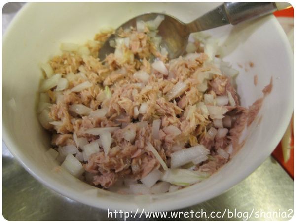 前一天先製作沙拉：
把鮪魚倒出來, 濾掉一部分水份, 把鮪魚剪的更細一點,加入切丁的洋蔥, 加入橄欖油與黑胡椒拌勻, 壓平之後蓋上保鮮膜, 進冰箱冷藏