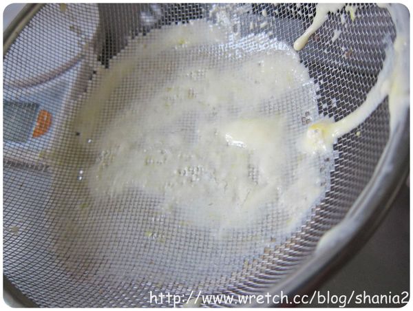 麵糊
將蛋打散 加入牛奶與橄欖油拌勻, 在加入鬆餅粉, 因為發現有點結塊. 我用篩子過篩了一下, 攪拌完全後, 就先放回冰箱醒20分鐘