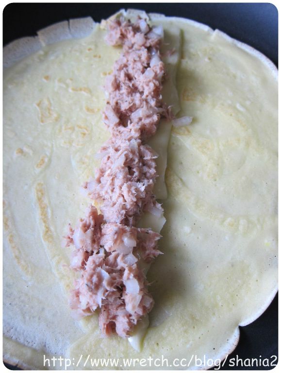 我有將薄餅翻面再煎一下, 關火擺放上半片cheese 還有 鮪魚沙拉