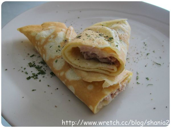 捲起來之後, 放在盤子上. 對切就可以囉. 灑上黑胡椒 巴西里葉就好囉！