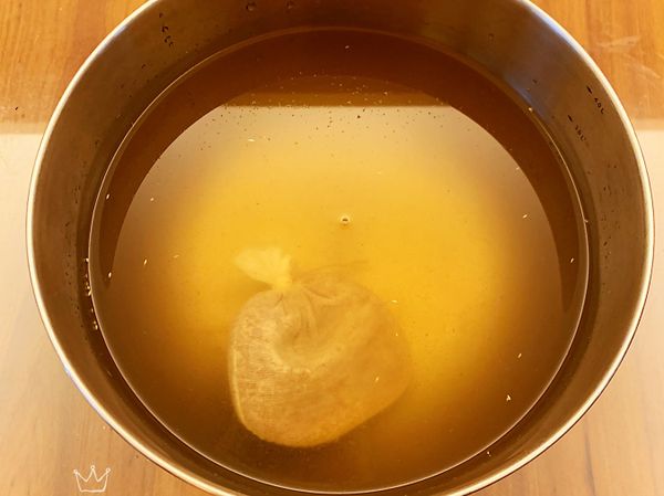 愛玉籽裝布袋，搓揉至滑滑的手感消失，稍澀
水使用一般自來水煮開放涼的
不能用RO逆滲透水