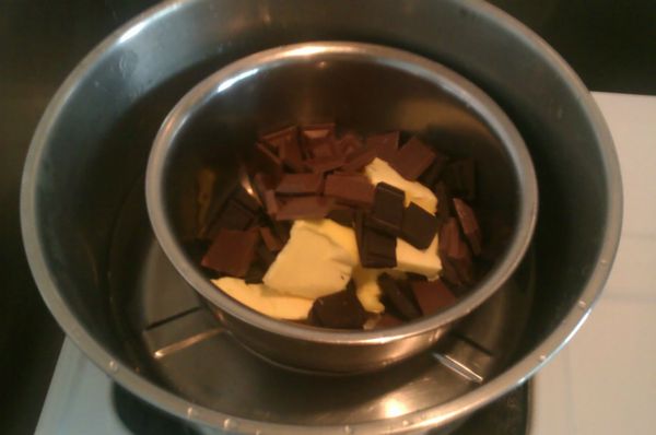把巧克力剝成小塊,與奶油一起隔水加熱融化(溫度不要超過50度,否則巧克力容易變質.失去光澤喔)