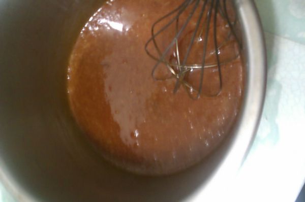 將蛋黃和黑糖拌勻