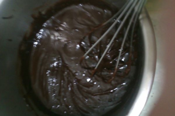 加入融化的巧克力奶油